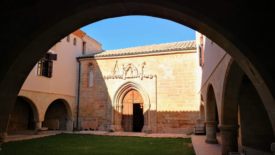 Entrada i claustre de l'ermita de Dalt. Pena-roja de Tastavins